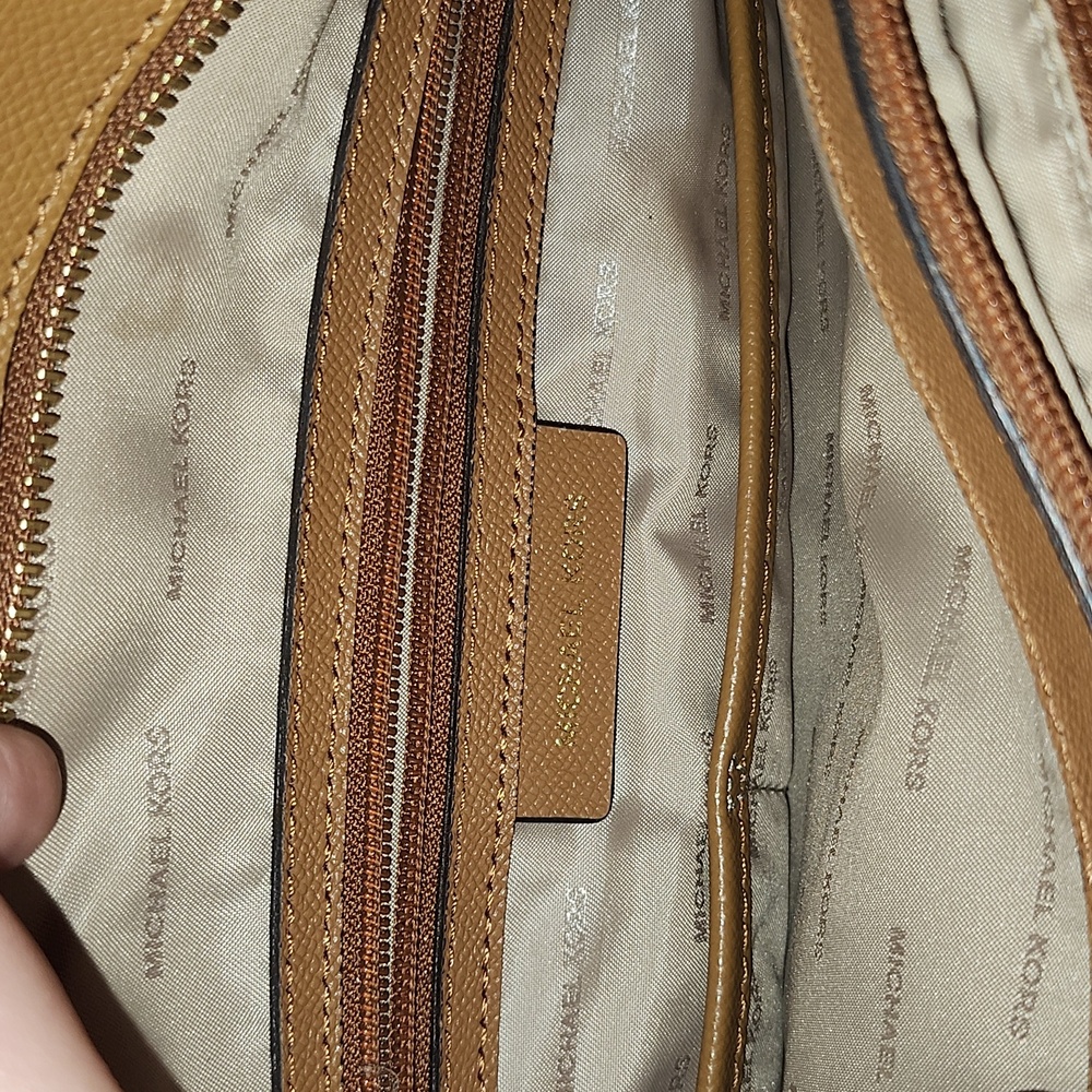 LG MICHAEL KORS PURSE WITH LOTS OF POCKETS! - Picture 6 of 6